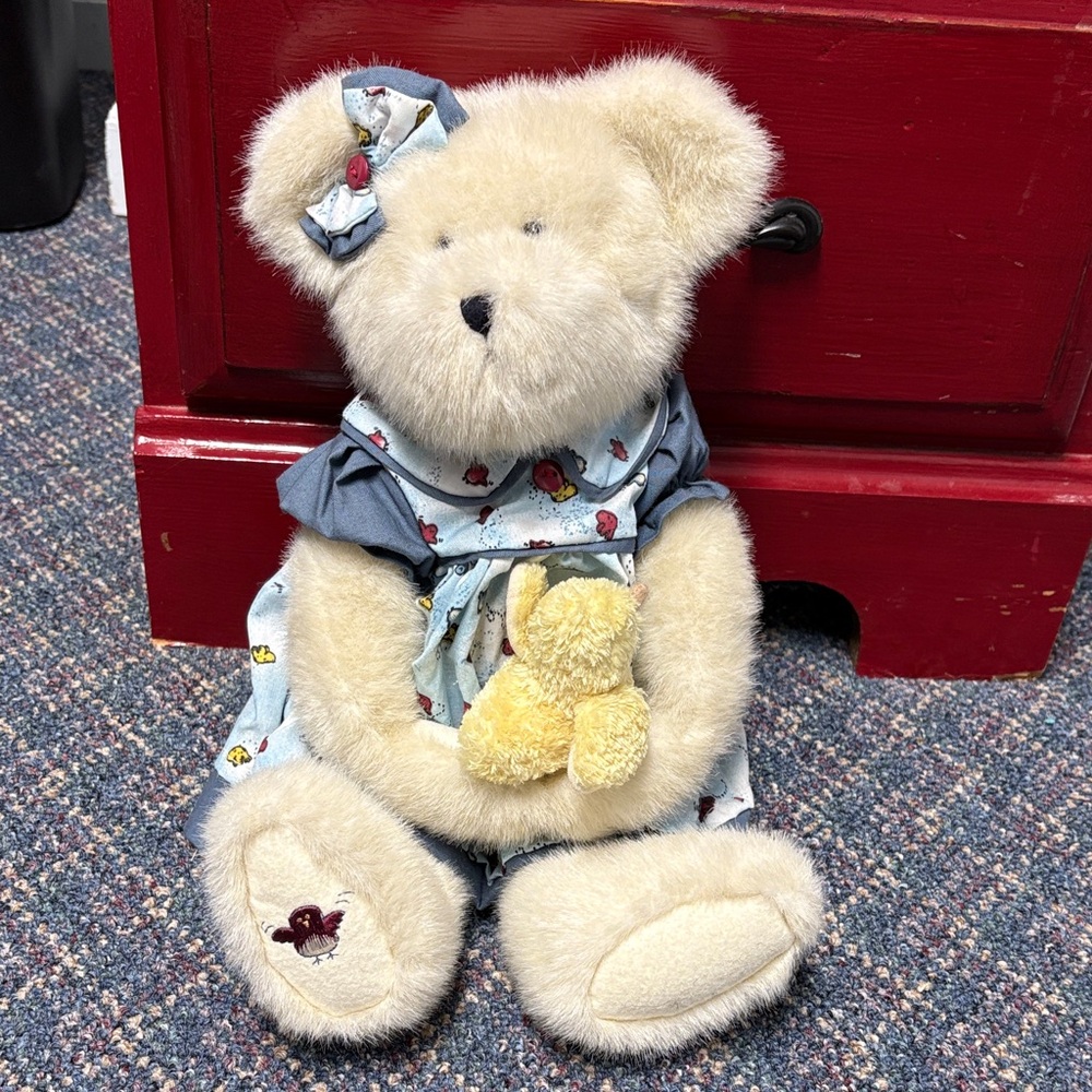 Boyds Bears Robin T. Tweeter with Goldie from the Best Dressed collection